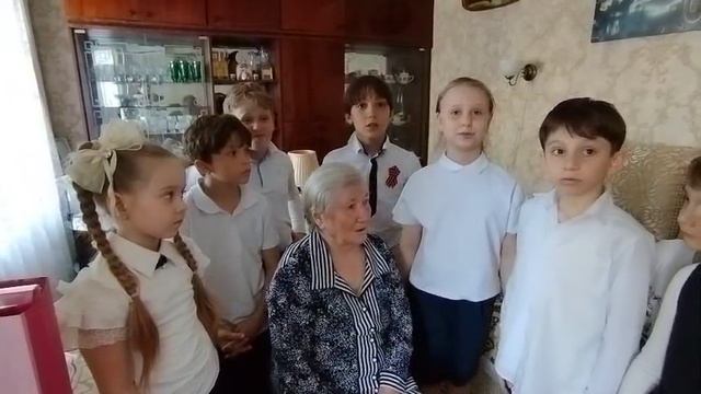 Сегодня учащиеся 2А класса поздравили ветерана ВОВ, с Днем Великой Победы!