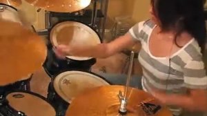 девушка играет на барабанах.mp4