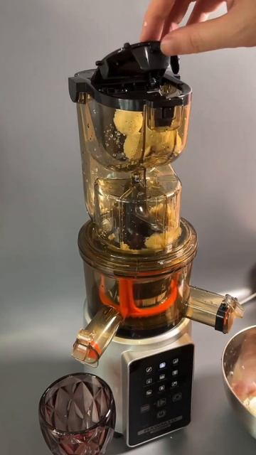 СКОЛЬКО СОКА В РАФАЭЛЛО?😳 #соковыжималка #рафаэлло #sho смотреть онлайн