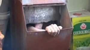 Таксист запихнул пассажира в мусоропровод и обоссал