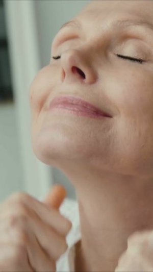 Ошибка 2, которая старит ваше лицо после 40 лет: исправьте это!