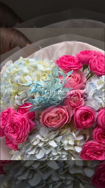 Букет "Rosie" из пионовидных роз и спрей роз смотреть онлайн