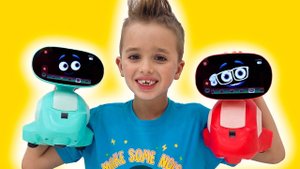Влад и Ники играют с очень умным игрушечным роботом для детей!