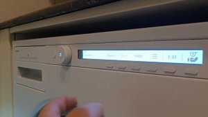 Стиральная машина Asko W2084.W/3 установлена под столешнице