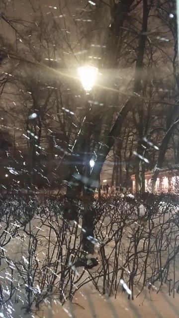 Снегопад под фонарем смотреть онлайн