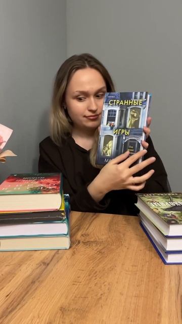 На заднем фоне трудится робот-пылесос Васёк! Вот такое смотреть онлайн