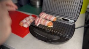 Готовим сосиски в беконе с сыром!