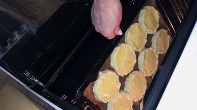 Смазываем шанежки яичным желтком и помещаем в духовку
