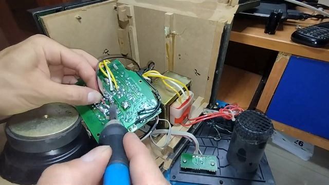 Музыкальный центр работает в одноканале / гудит смотреть онлайн