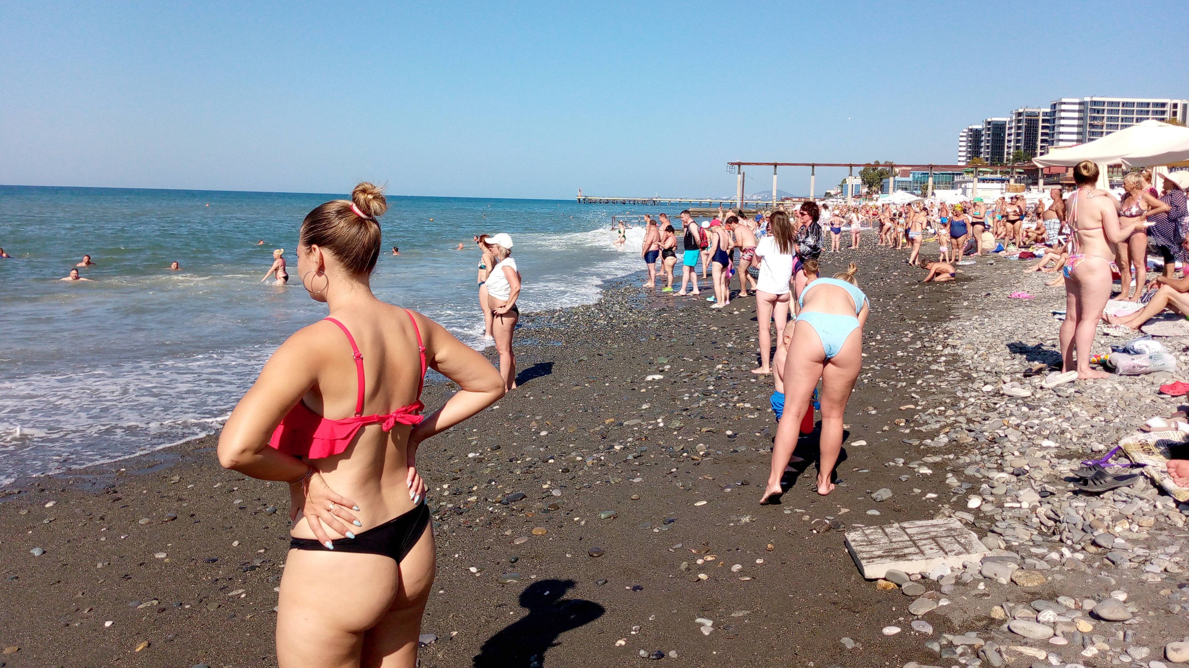 Со скрытой камерой по пляжам Адлера 😎 Пошла жара:шок, что творится на  Мандарине  и набережной,май