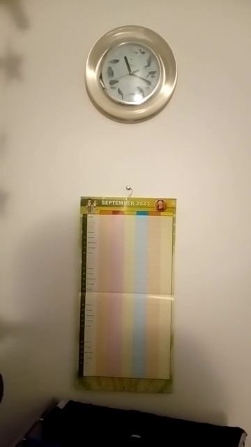 Часы и календарь весит на стене в комнате 7. смотреть онлайн