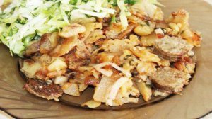 Жареный картофель с луком и домашней колбасой