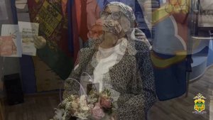 В городе Темрюке полицейские вручили вернувшейся на Родину пенсионерке российский паспорт