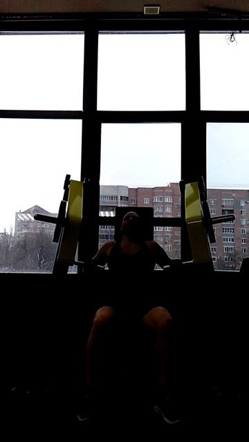 Жим на плечи в тренажере. Фитнес. Упражнение на плечи. ? смотреть онлайн