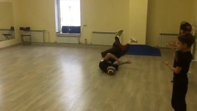 Break dance в студии in dancing смотреть онлайн