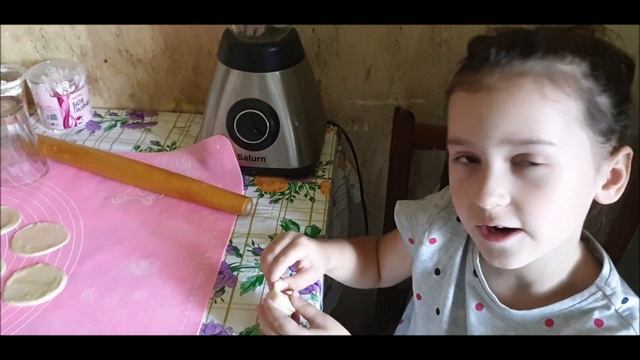 Хозяюшка лепит пельмени смотреть онлайн