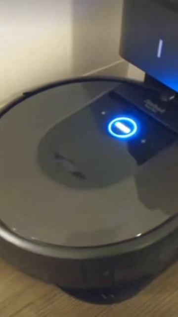 РОБОТ-ПЫЛЕСОС вышел на новый уровень!😱 смотреть онлайн