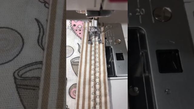 Делаю две декоративные строчки на bernette sew&go7 #shorts #шитье смотреть онлайн