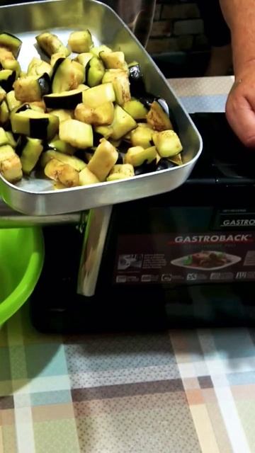 Чтобы не слышать шум мотора мясорубки, попросим спеть смотреть онлайн