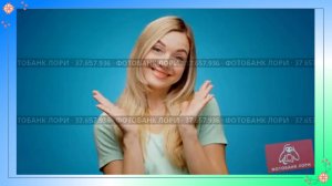 Молодая Симпатичная Девушка Серия 3 Радуется Играет в Смартфоне Футаж С3 Б1 РУ