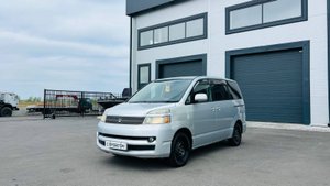Toyota Voxy, 2005 год