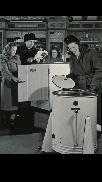 В универмаге женщина выбирает стиральную машинку смотреть онлайн