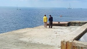 11 мая 2025 г. - Погода прекрасная. Анапа- Высокий Люди купаются не смотря на запрет.