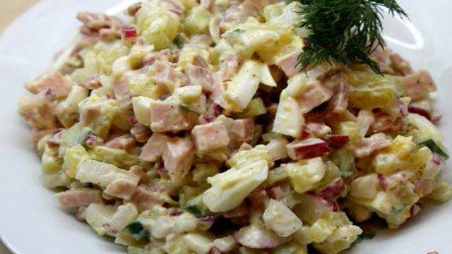 Салат с редисом, яйцом и колбасой