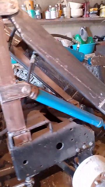 Новый инженер и механик производит мини Амкодор сидя ? смотреть онлайн