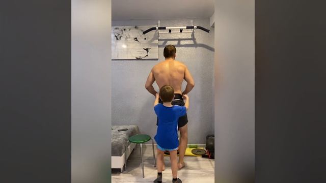 В ДВА РАЗА больше веса, ПОДТЯГИВАНИЯ с РЕБЕНКОМ 2.0😅😅? смотреть онлайн