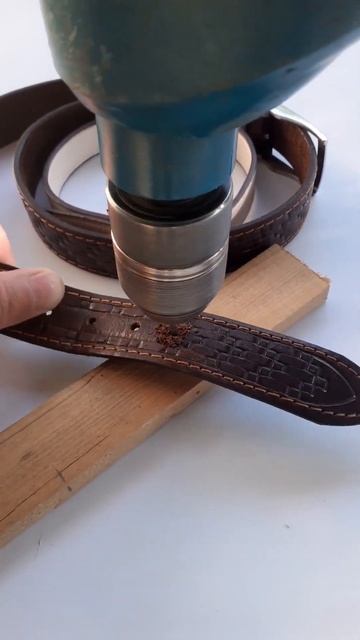 Как сделать дырку в ремне быстро и красиво смотреть онлайн