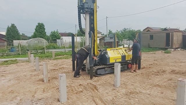 Весь процесс забивания железобетонных свай специальн