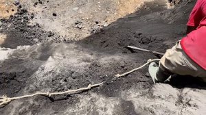 Строительство, шахтёры сбрасывают песок со стен карьера