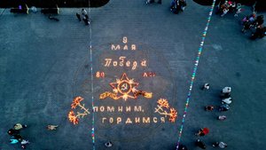 Огненная картина войны. (Вместо тысячи слов в тишине загораются свечи...) г. Мураши. 8 мая 2025 года