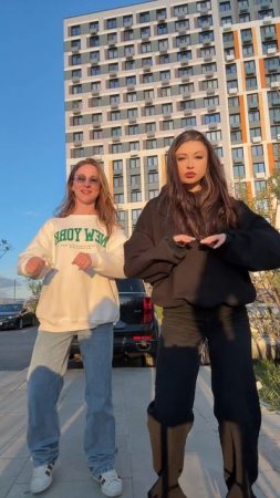 Вика, учит меня танцевать 💃🏻 

Хорошо получилось?