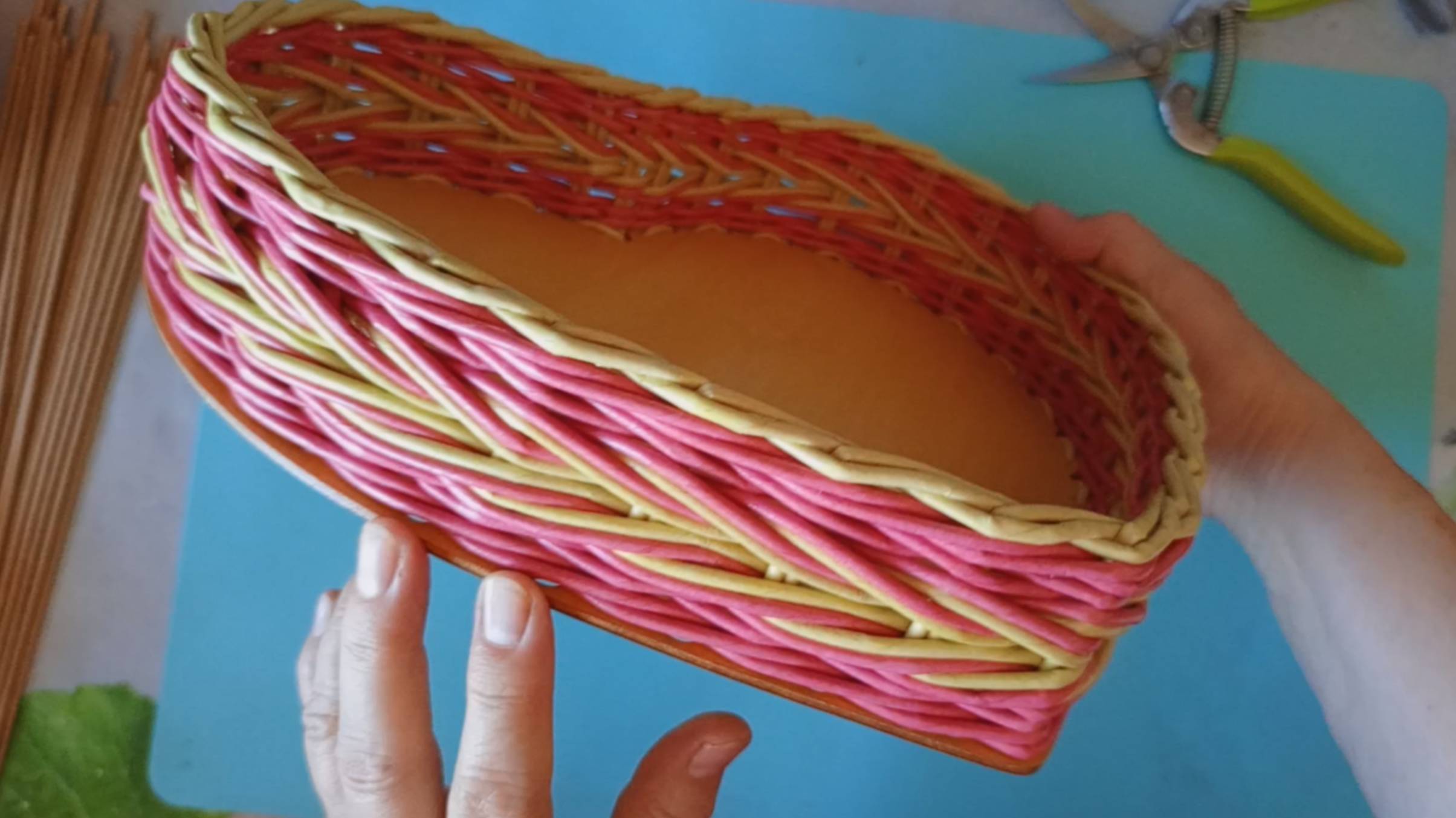 Поднос сердце с косой из бумажной лозы смотреть онлайн