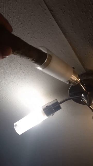 лайфхак как заменить лампочку не снимая плафона. смотреть онлайн