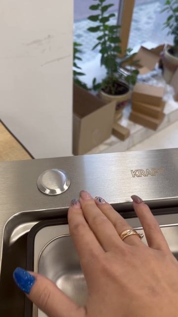 Кухонна мийка Kraft 75*46, нерж + кран з сірим гнучким гусак? смотреть онлайн