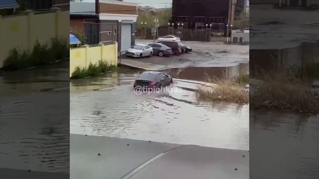 МЕРСЕДЕС ПЛЫВЕТ ПО УЛ.РОССИСКОЙ - Типичный Краснодар смотреть онлайн