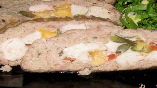 Мясной рулет с сыром  и овощами