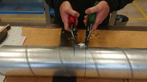 Как отрезать трубу вентиляции правильно.