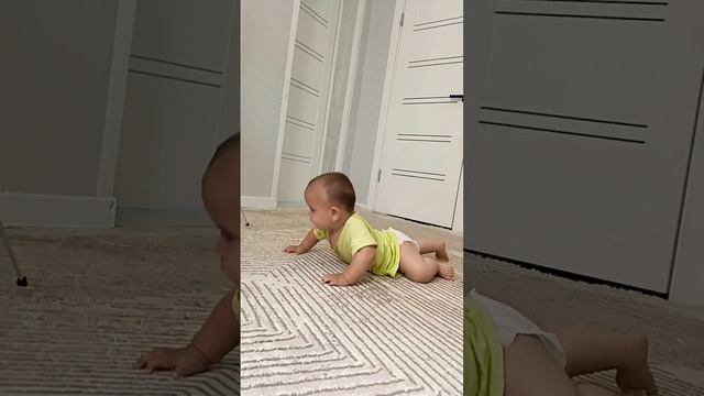 Амирчик учится ползать. Ему 8 месяцев, вес10 кг. Амир ема смотреть онлайн