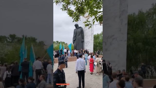 В Темиртау убрали цветы у монумента Неизвестного Солдата