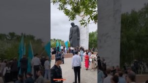В Темиртау убрали цветы у монумента Неизвестного Солдата