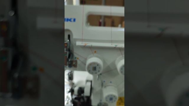 Заводская заправка нитей на оверлоке JUKI MO-654DEN смотреть онлайн