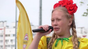 Девушка в парке поёт песню. Песня: Матушка-земля