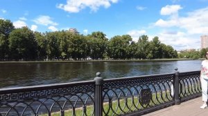 Богач спас околевшую девочку в лесу и оставил дома с неходячей матерью… А приехав со сделки оцепене