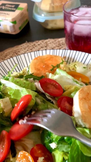 Нежные листья зелёного салата с жареным тёплым козьим смотреть онлайн