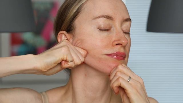 Как подтянуть овал лица? Массаж с тонером HNC каждый ден смотреть онлайн