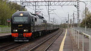 ЭП2К - 376 с поездом 021А „Ночной экспресс" проследует платформу Сенеж.